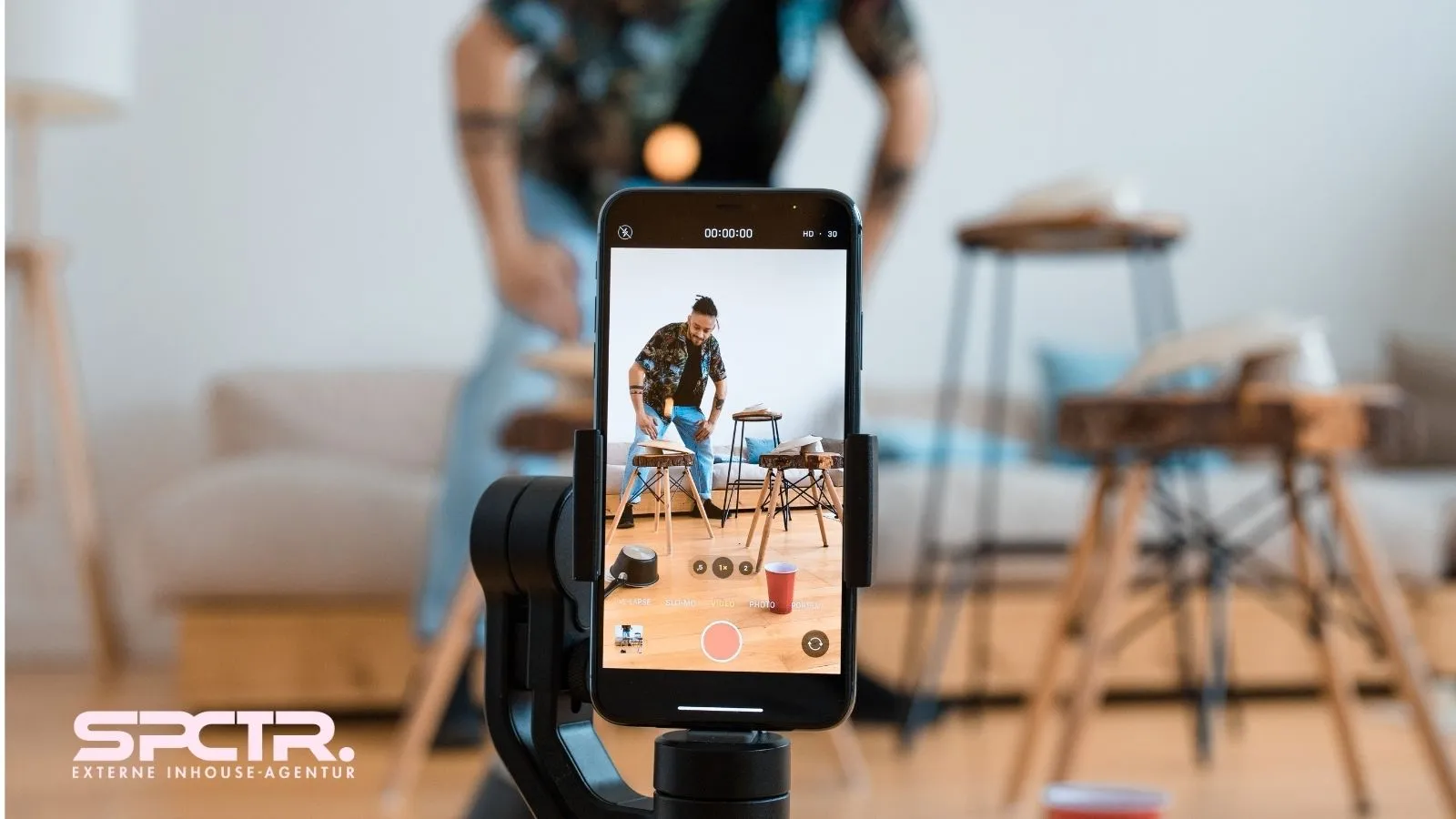 Case von SPCTR: ein Smartphone auf einem Gimbal filmt einen Dreh in einem hellen Wohnraum